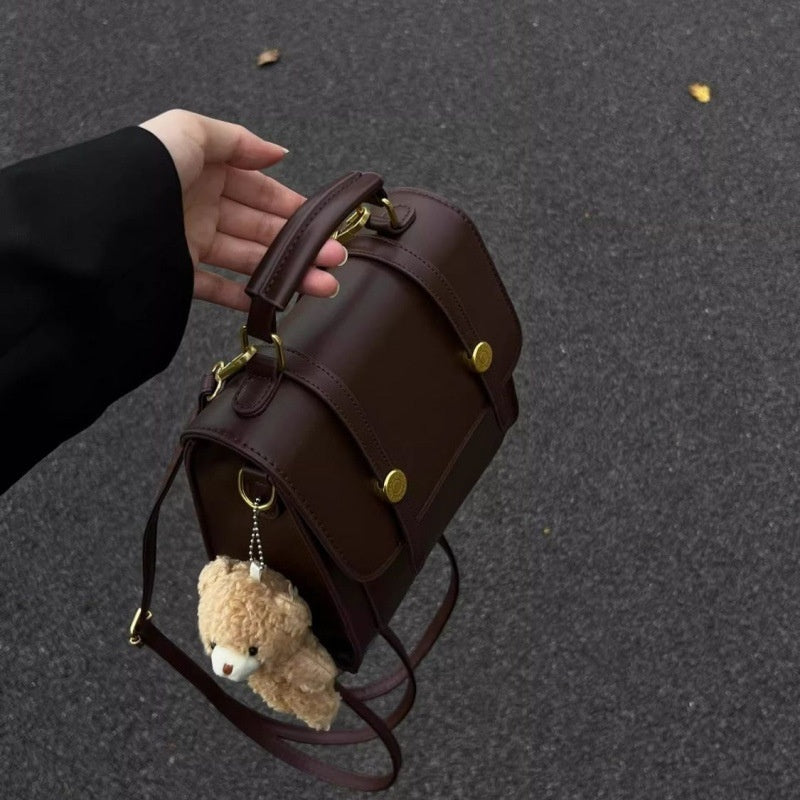 Sac à main marron vintage avec porte-clés ourson