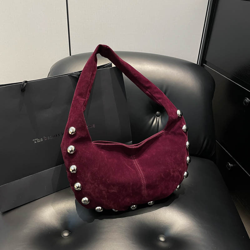 Sac Hobo en daim brun avec détails métalliques