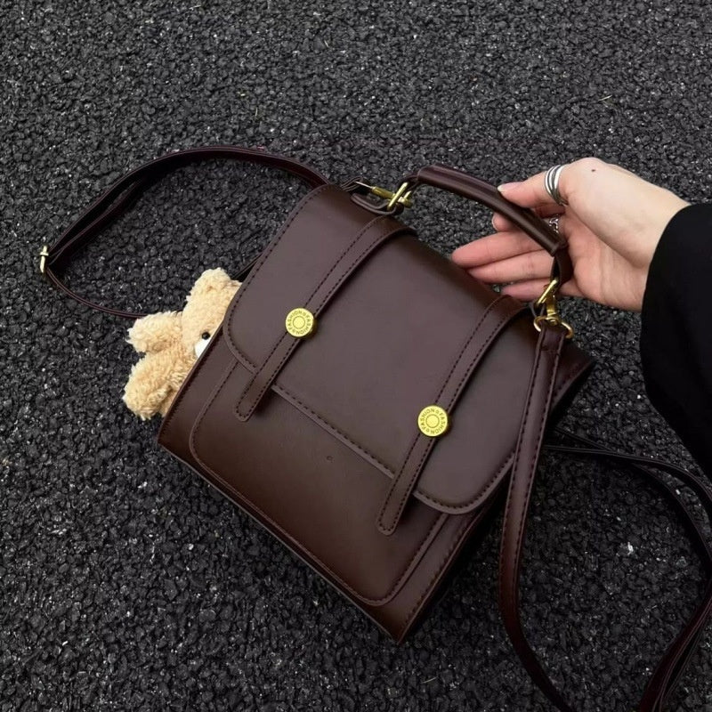 Sac à main marron vintage avec porte-clés ourson