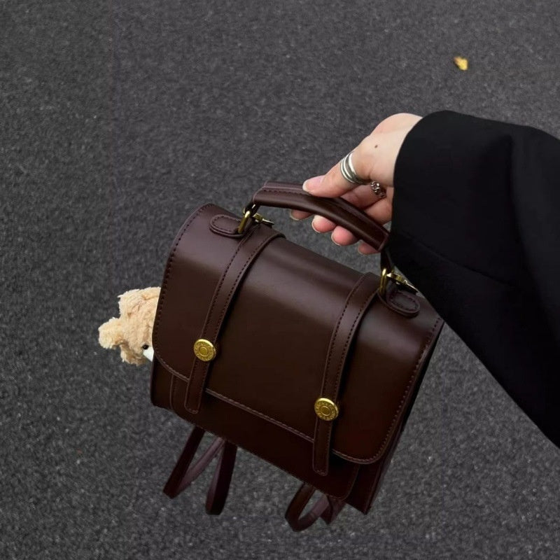 Sac à main marron vintage avec porte-clés ourson