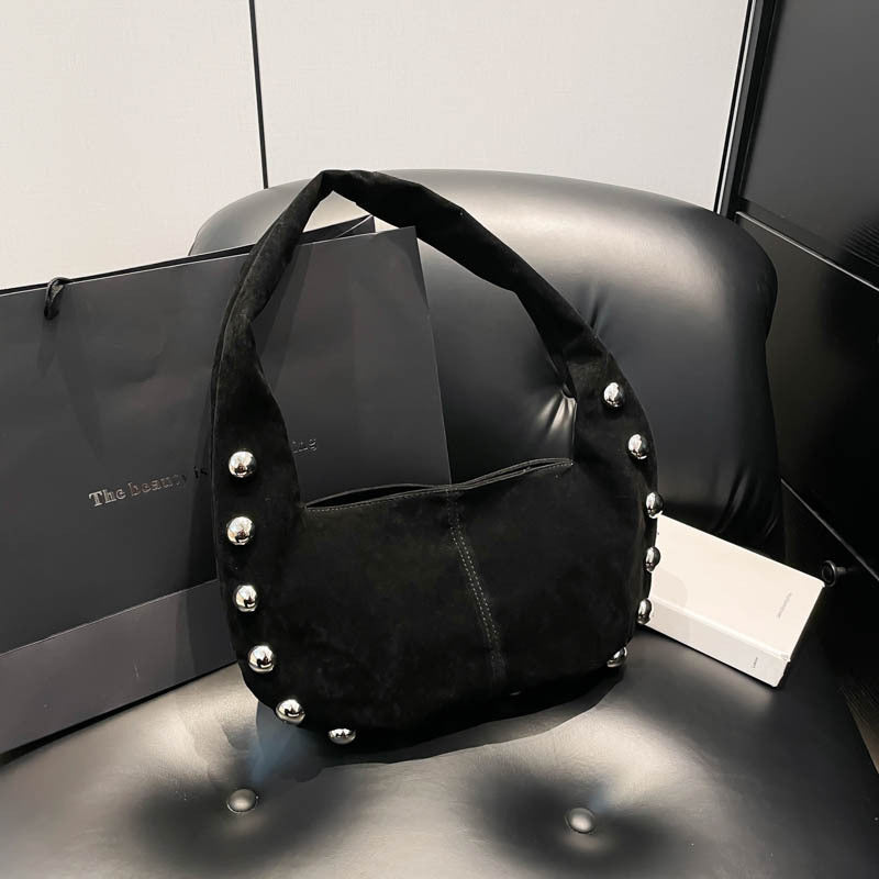 Sac Hobo en daim brun avec détails métalliques