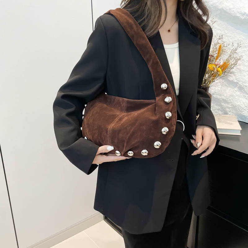 Sac Hobo en daim brun avec détails métalliques