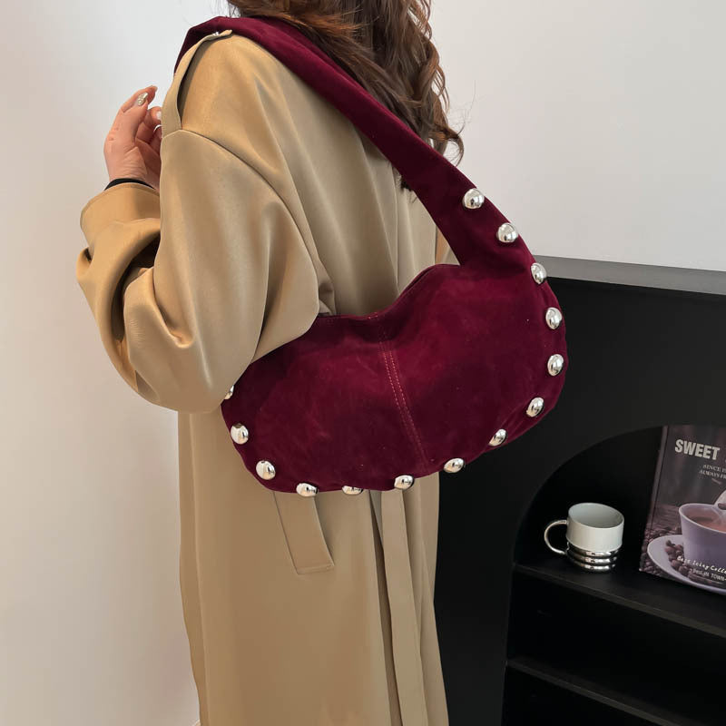 Sac Hobo en daim brun avec détails métalliques
