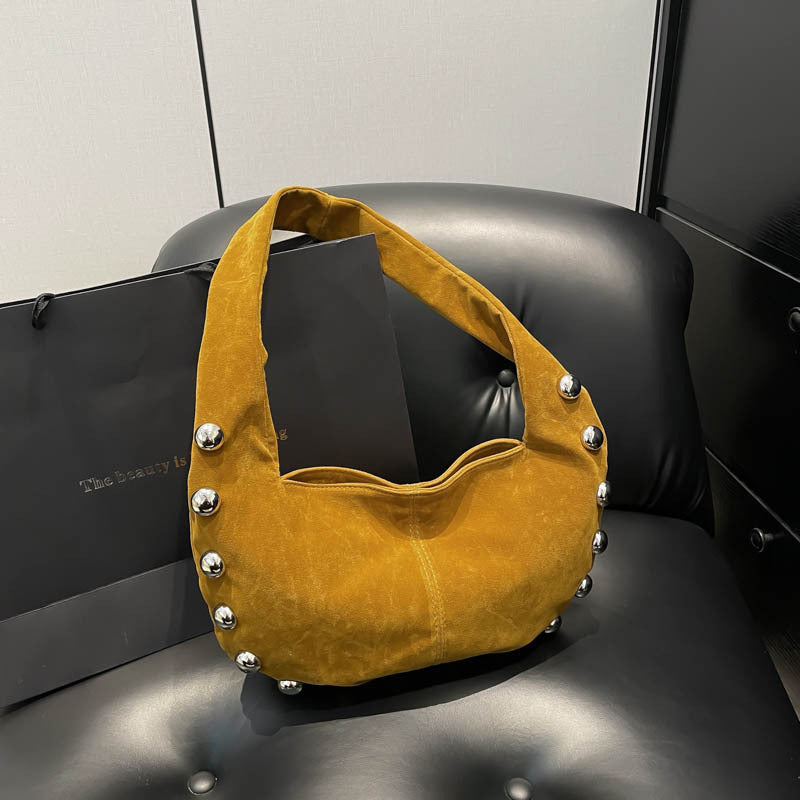 Sac Hobo en daim brun avec détails métalliques