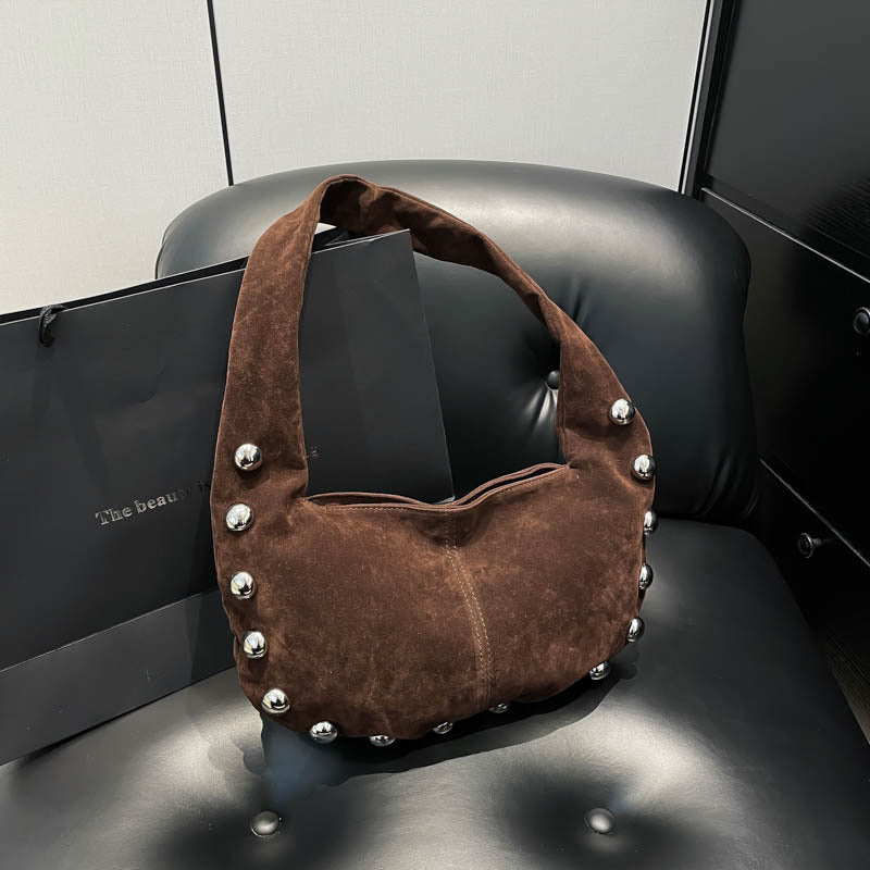 Sac Hobo en daim brun avec détails métalliques