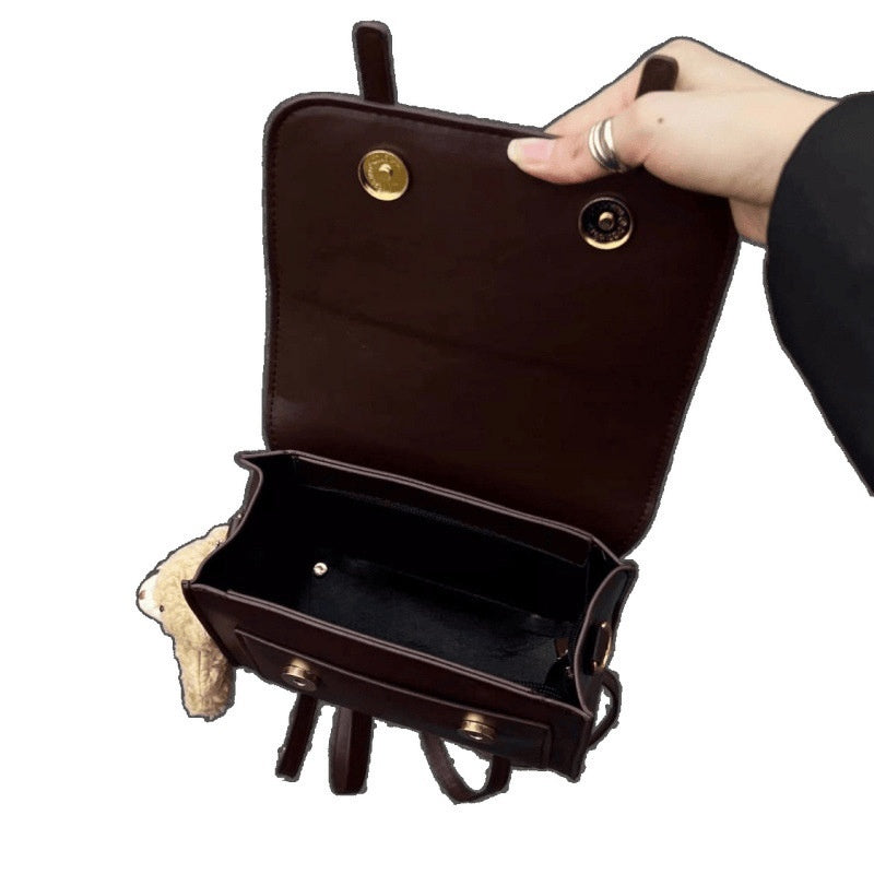 Sac à main marron vintage avec porte-clés ourson