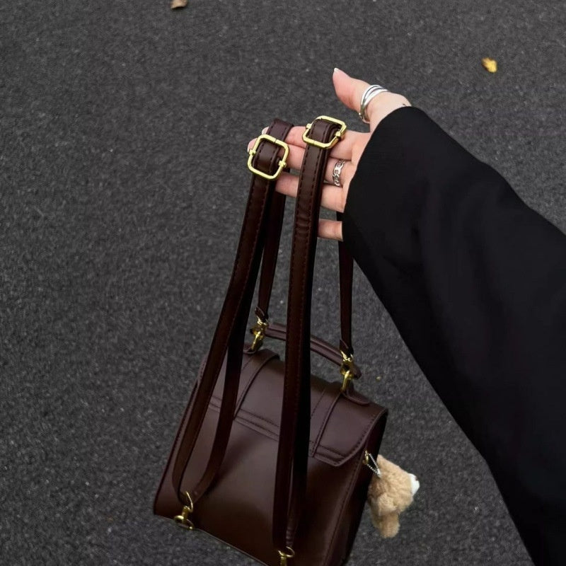 Sac à main marron vintage avec porte-clés ourson