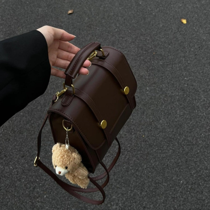 Sac à main marron vintage avec porte-clés ourson