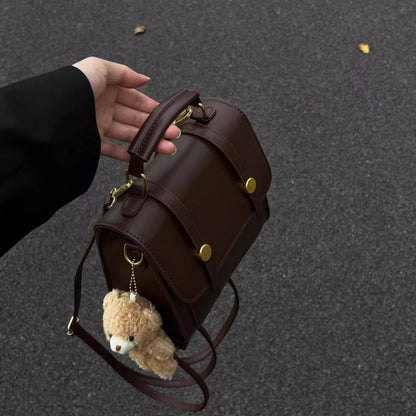 Sac à main marron vintage avec porte-clés ourson