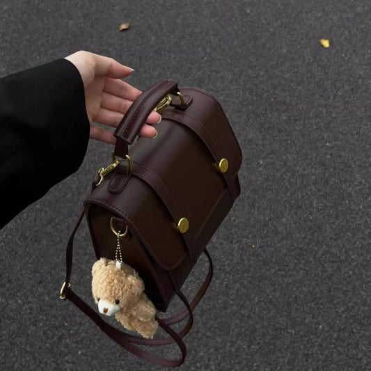 Sac à main marron vintage avec porte-clés ourson