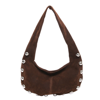 Sac Hobo en daim brun avec détails métalliques