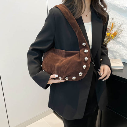 Sac Hobo en daim brun avec détails métalliques