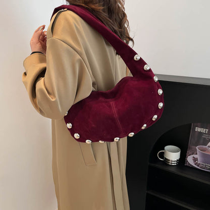 Sac Hobo en daim brun avec détails métalliques