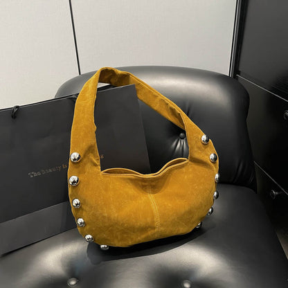 Sac Hobo en daim brun avec détails métalliques