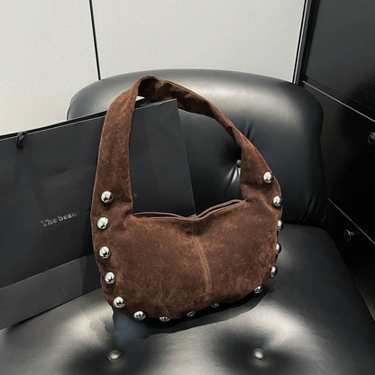 Sac Hobo en daim brun avec détails métalliques