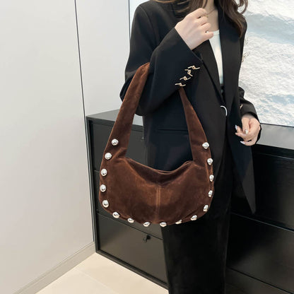 Sac Hobo en daim brun avec détails métalliques