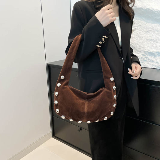Sac Hobo en daim brun avec détails métalliques