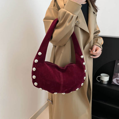 Sac Hobo en daim brun avec détails métalliques
